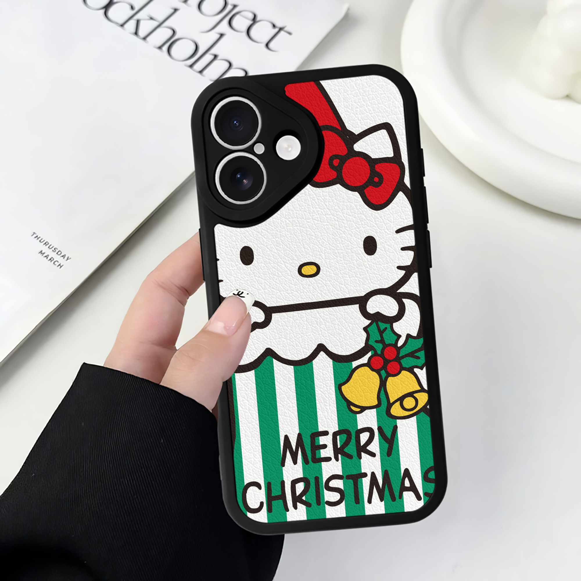 （画像用） Hello Kitty ハローキティ 【iPhone 16シリーズ対応】シリコンスマホケース（レザー調） 材質：シリコン